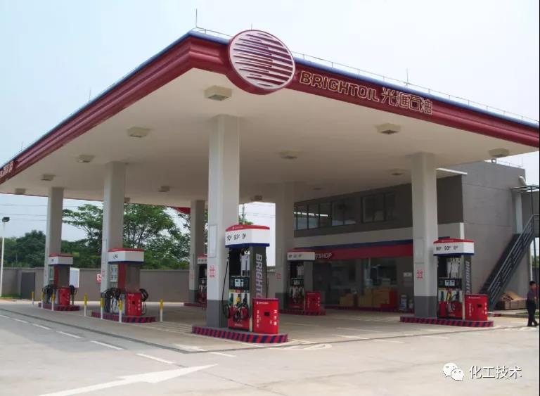 帶領公司向互聯(lián)網方向轉型，大規(guī)模發(fā)展欠債累累
