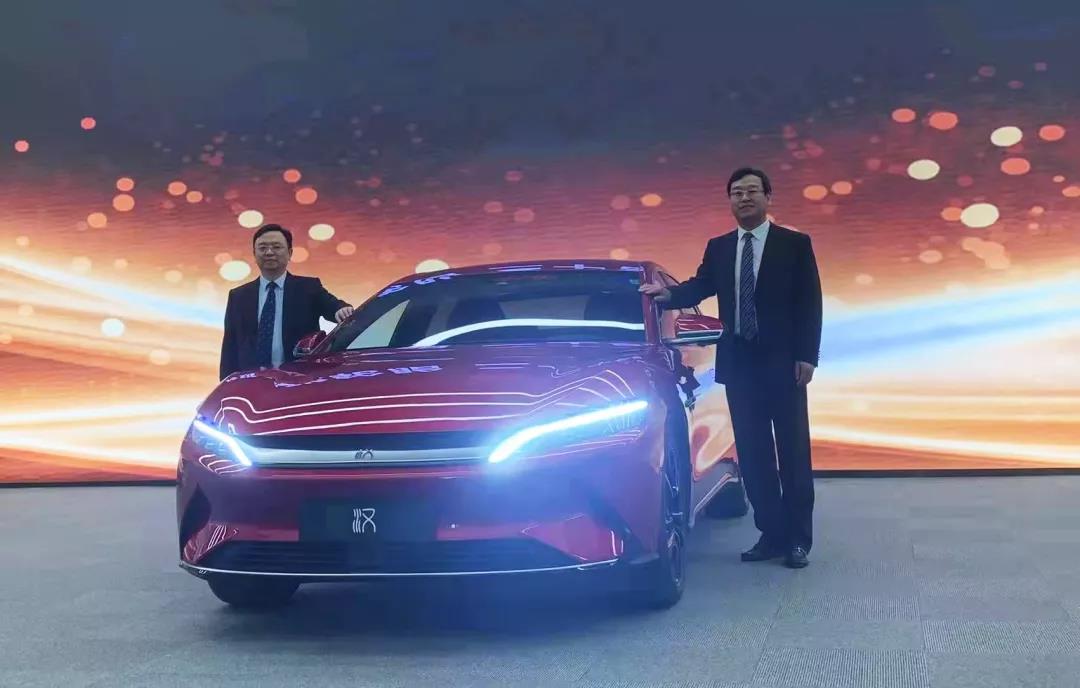 比亞迪董事長(zhǎng)兼總裁王傳福與玲瓏輪胎董事長(zhǎng)、總裁王鋒在比亞迪“漢”前合影