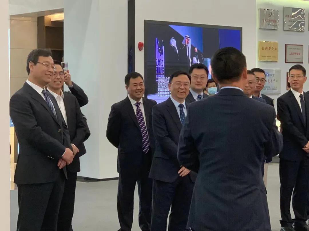 比亞迪董事長(zhǎng)兼總裁王傳福攜玲瓏輪胎董事長(zhǎng)、總裁王鋒等人參觀交流