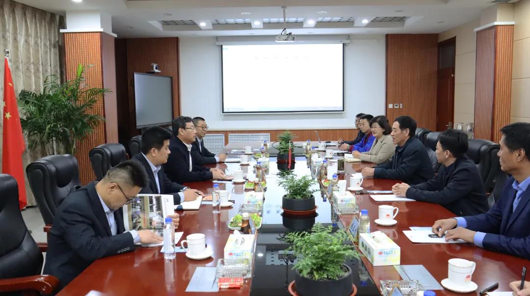 公司黨委書記竇寶森、董事長竇勇、總經(jīng)理鄭洪霞等公司領(lǐng)導(dǎo)陪同