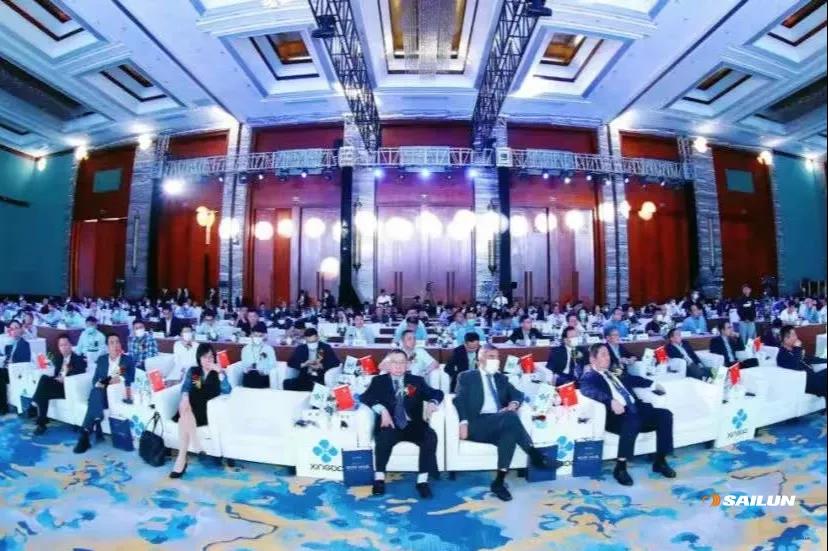 來自全球各地的300多位行業(yè)領(lǐng)袖、專家、學(xué)者參加峰會