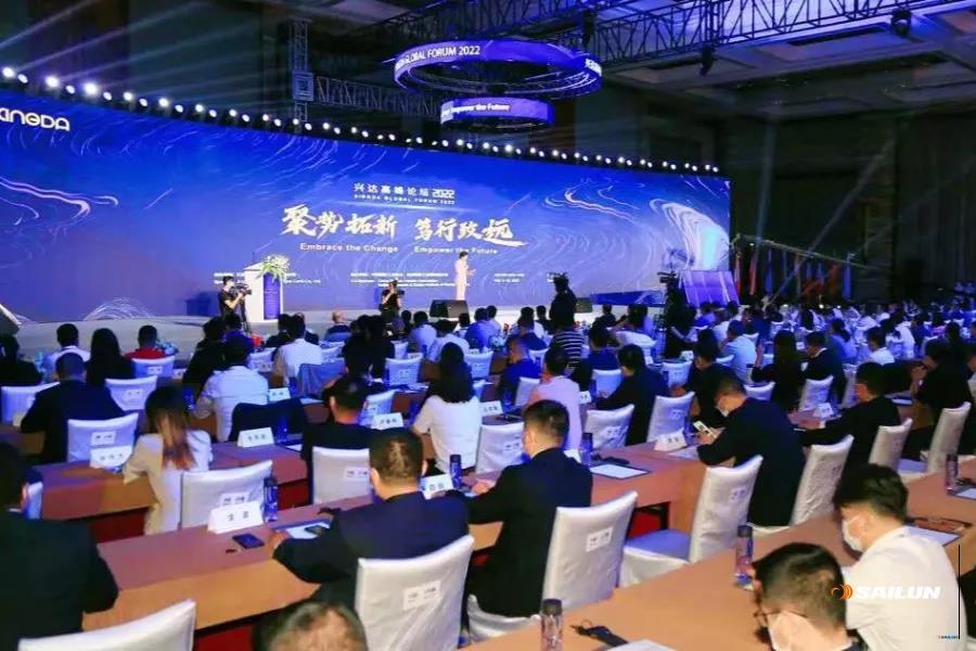 來自全球各地的300多位行業(yè)領(lǐng)袖、專家、學(xué)者參加峰會